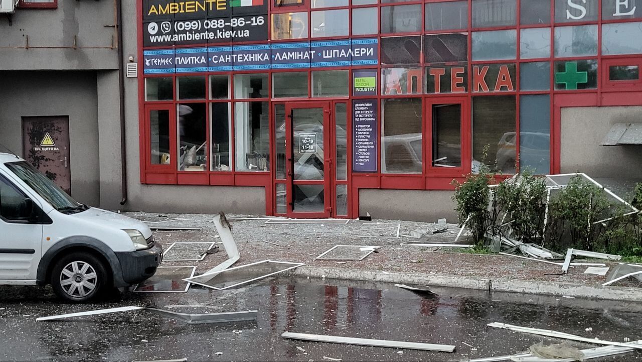 Полицейские транспортировали раненых и эвакуировали людей: первые минуты после удара РФ по дому в Киеве. Видео