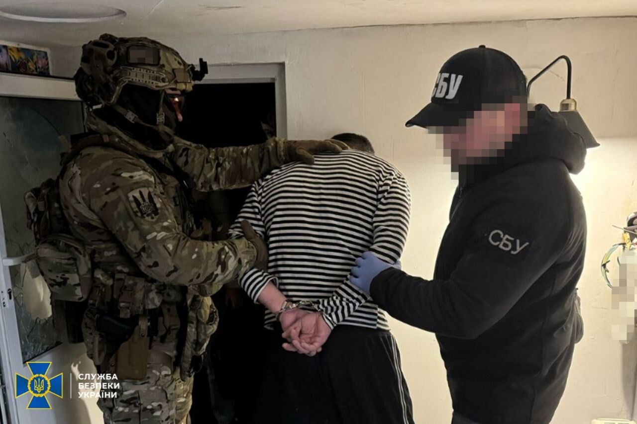 СБУ та Нацполіція затримали 15 ділків, які намагалися налагодити нелегальний продаж "трофейної" зброї в Україні. Фото