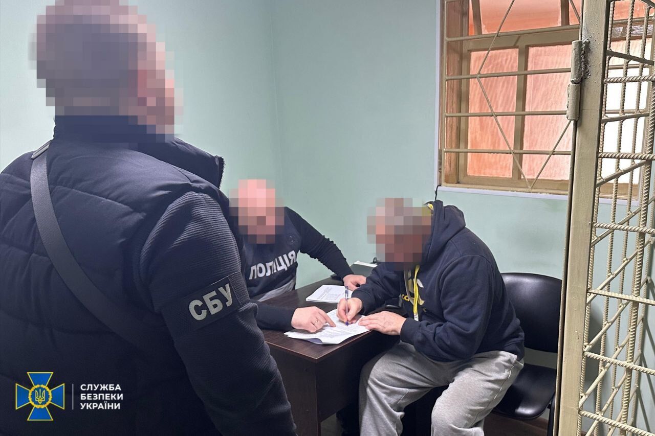 СБУ та Нацполіція затримали 15 ділків, які намагалися налагодити нелегальний продаж "трофейної" зброї в Україні. Фото