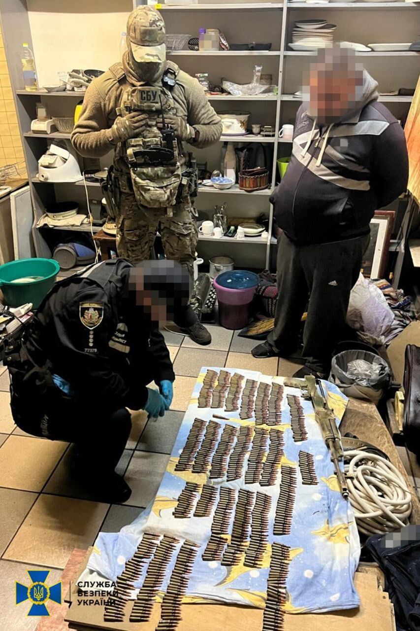СБУ та Нацполіція затримали 15 ділків, які намагалися налагодити нелегальний продаж "трофейної" зброї в Україні. Фото