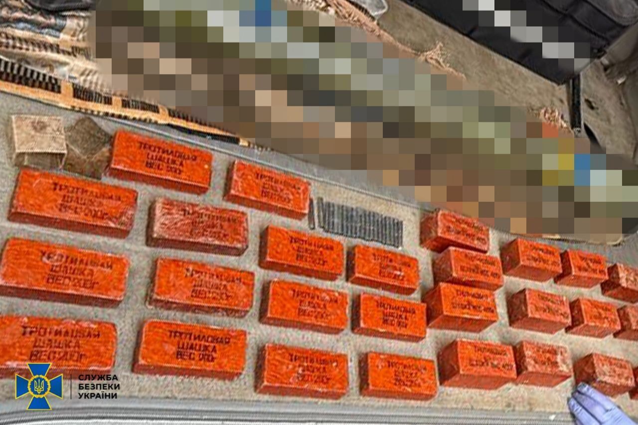 СБУ та Нацполіція затримали 15 ділків, які намагалися налагодити нелегальний продаж "трофейної" зброї в Україні. Фото