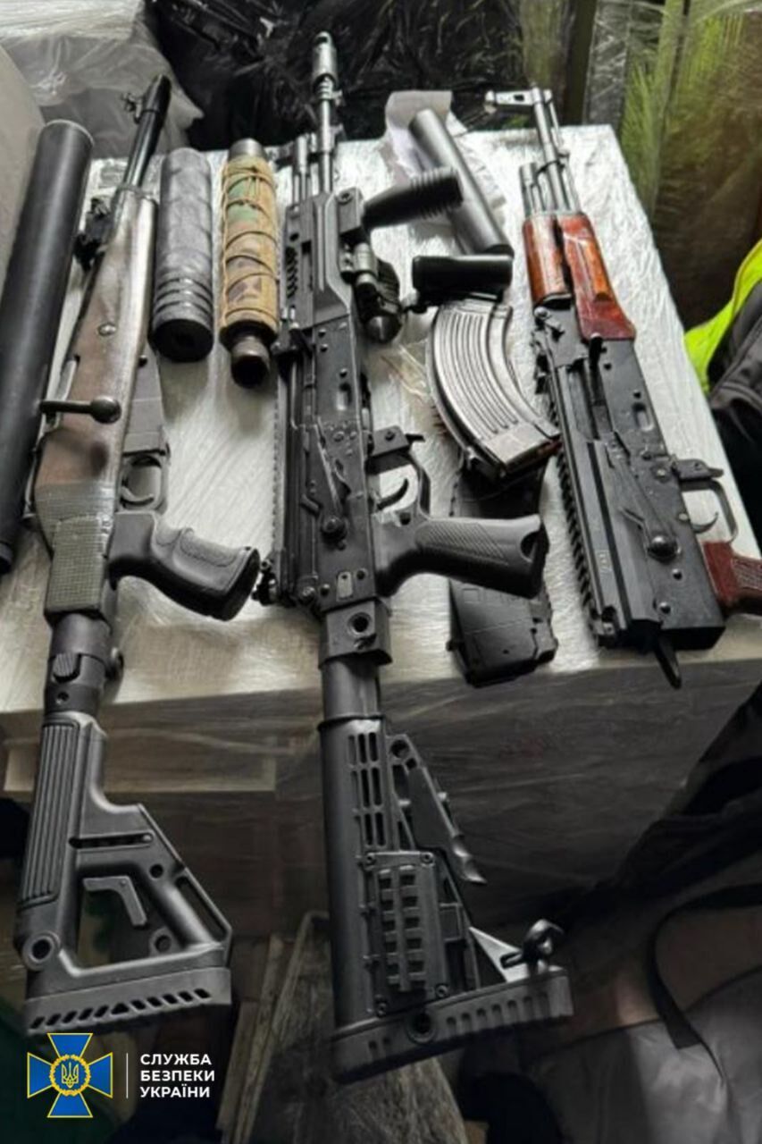 СБУ та Нацполіція затримали 15 ділків, які намагалися налагодити нелегальний продаж "трофейної" зброї в Україні. Фото