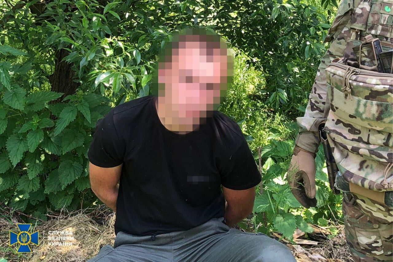 СБУ та Нацполіція затримали 15 ділків, які намагалися налагодити нелегальний продаж "трофейної" зброї в Україні. Фото