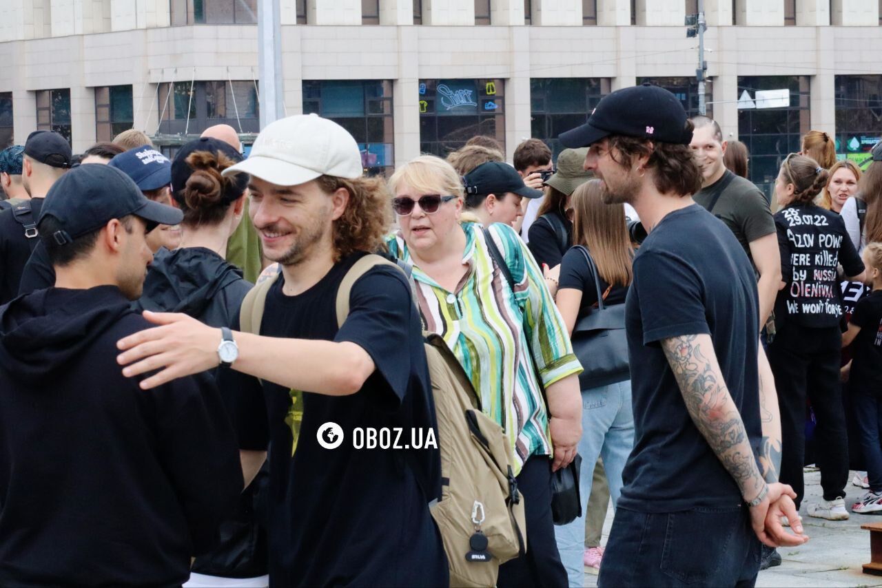 Зібралися кілька сотень людей: у Києві вшанували жертв Оленівки. Фото