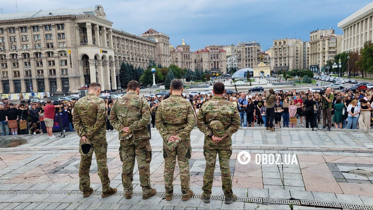 Зібралися кілька сотень людей: у Києві вшанували жертв Оленівки. Фото