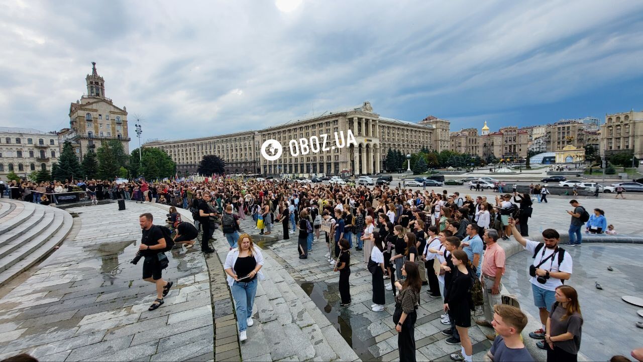 Зібралися кілька сотень людей: у Києві вшанували жертв Оленівки. Фото