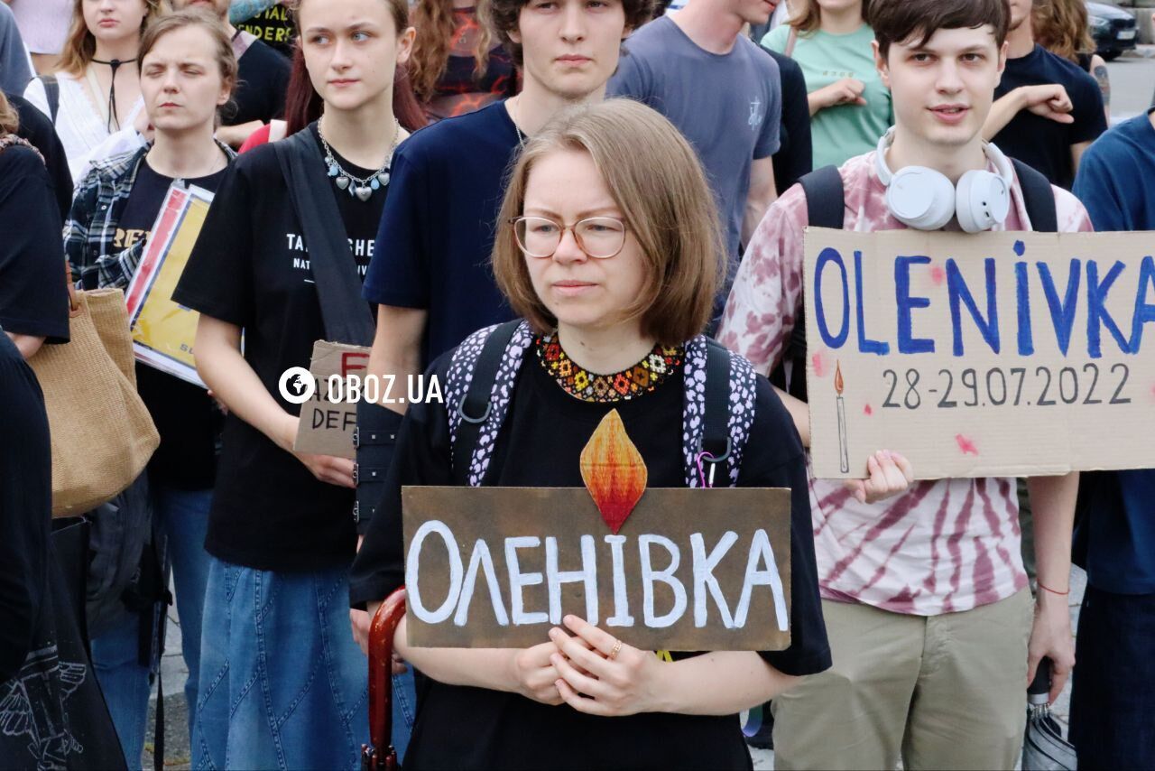 Зібралися кілька сотень людей: у Києві вшанували жертв Оленівки. Фото