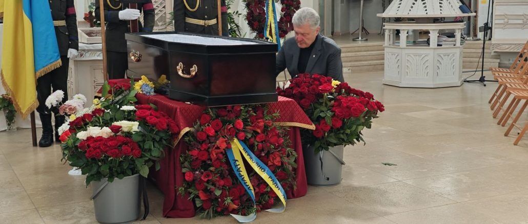 "Вся Україна прощається зі своїм великим сином": Порошенко у Львові закликав втілити мрію загиблого Рущишина