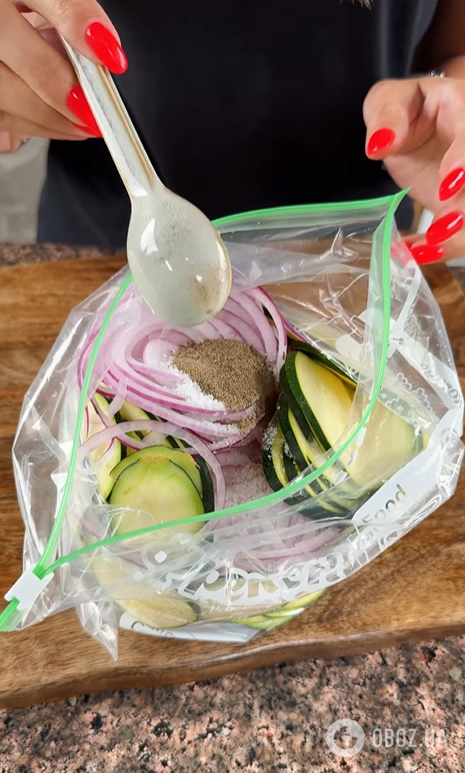 Как вкусно замариновать кабачки в пакете: закуска на любой случай