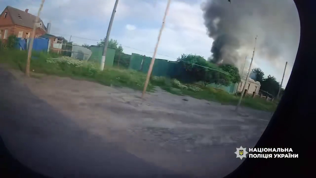 "Ми тільки сіли на зупинці – й одразу приліт": пасажирка автобуса на Сумщині, по якому вдарили окупанти, розповіла про атаку. Відео