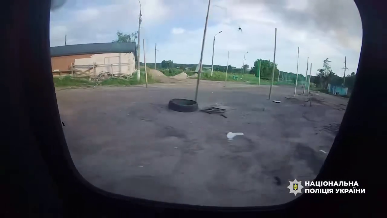 "Ми тільки сіли на зупинці – й одразу приліт": пасажирка автобуса на Сумщині, по якому вдарили окупанти, розповіла про атаку. Відео