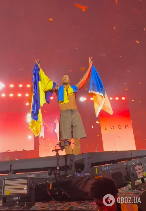 "Це був не просто жест": соліст Imagine Dragons на концерті підняв усі прапори України, які жбурнули на сцену. Вражаюче відео
