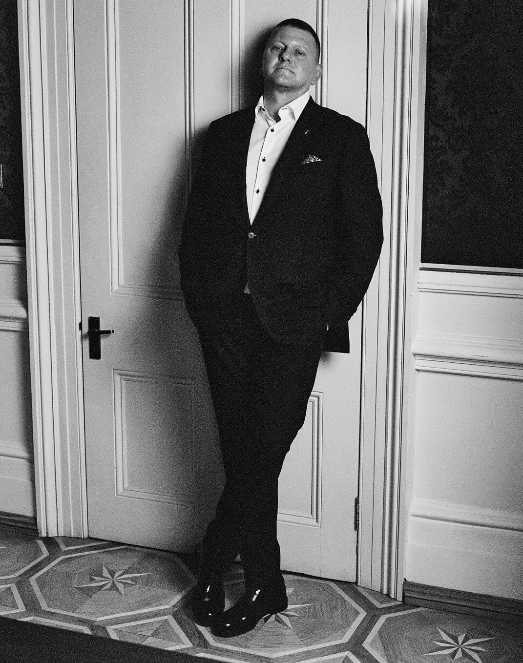 Валерій Залужний в ефектному костюмі знявся для журналу Vogue та підкорив мережу. Фото