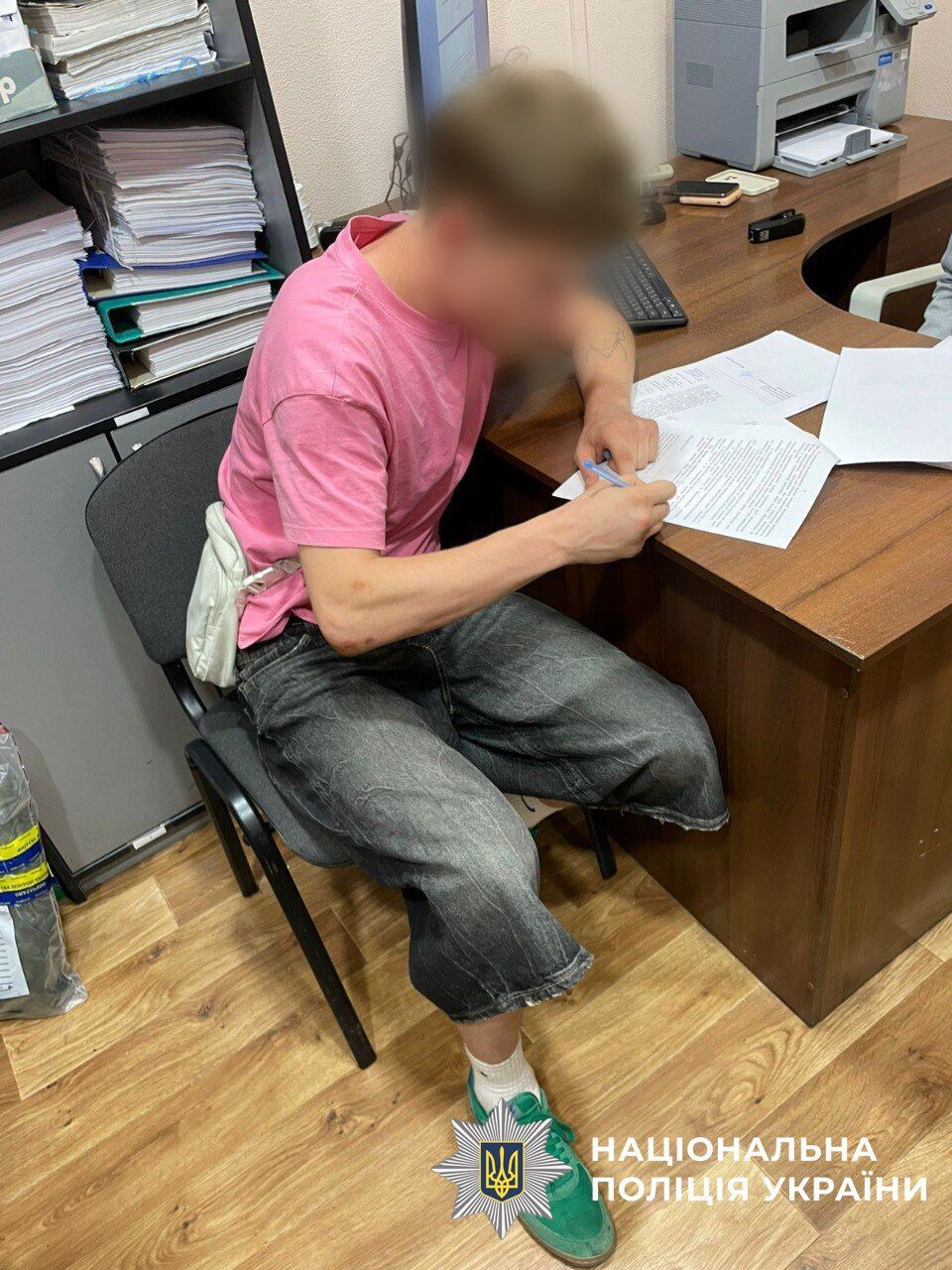 В Киеве пьяные молодые люди на Крещатике напали на прохожих и избили их. Подробности и фото