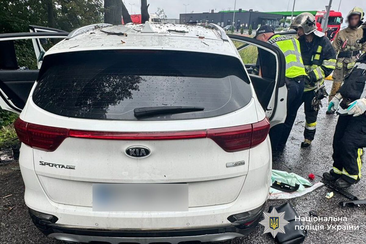 Водій не впорався з керуванням: на Вінниччині авто влетіло в дерево, є загиблі й постраждалі. Фото