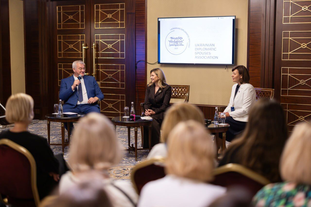 Елена Зеленская дополнила стильный образ символической брошью, которой уже нет в продаже. Фото