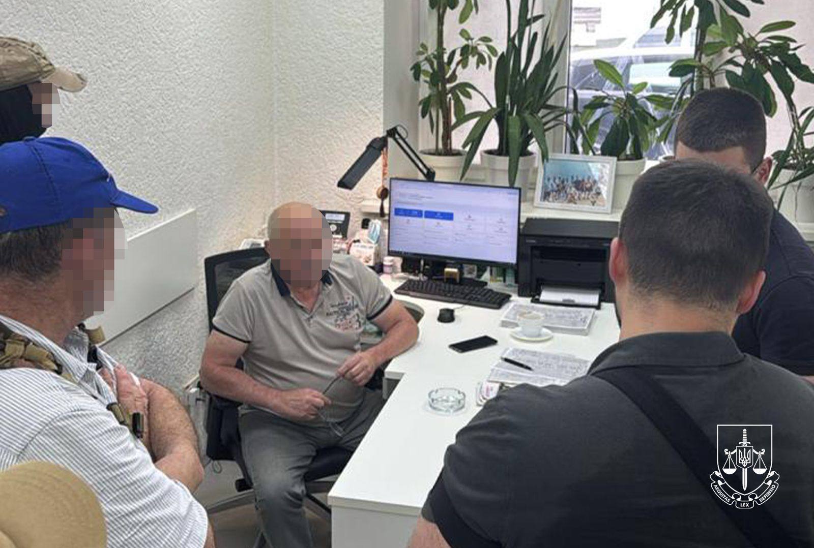 За деньги оформляли инвалидность: в Киеве с поличным задержали руководителя медучреждения и двух врачей. Фото и видео