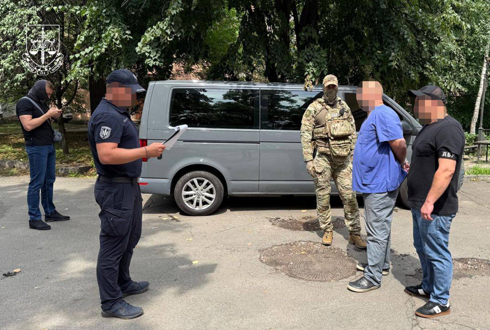 За деньги оформляли инвалидность: в Киеве с поличным задержали руководителя медучреждения и двух врачей. Фото и видео