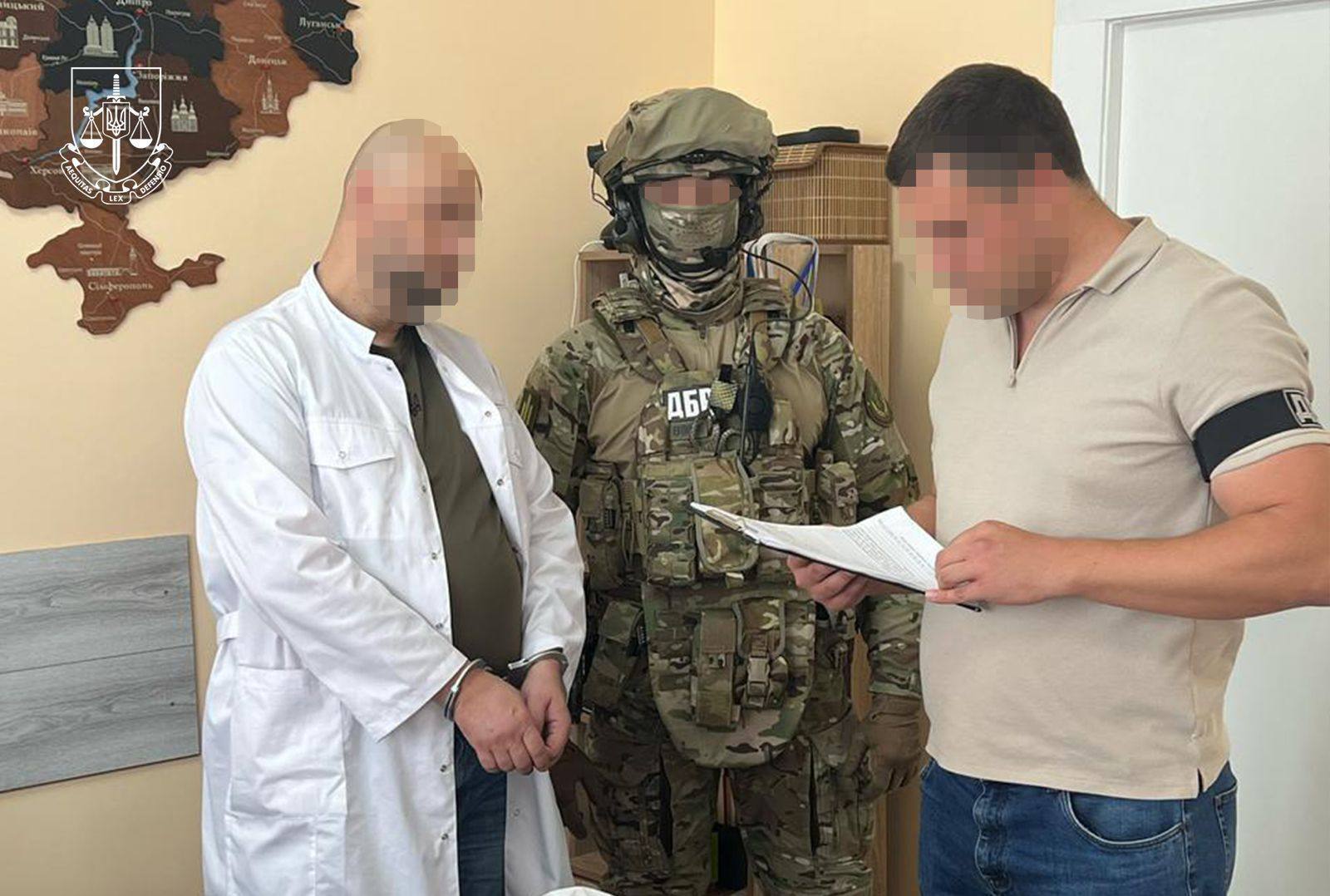 За деньги оформляли инвалидность: в Киеве с поличным задержали руководителя медучреждения и двух врачей. Фото и видео