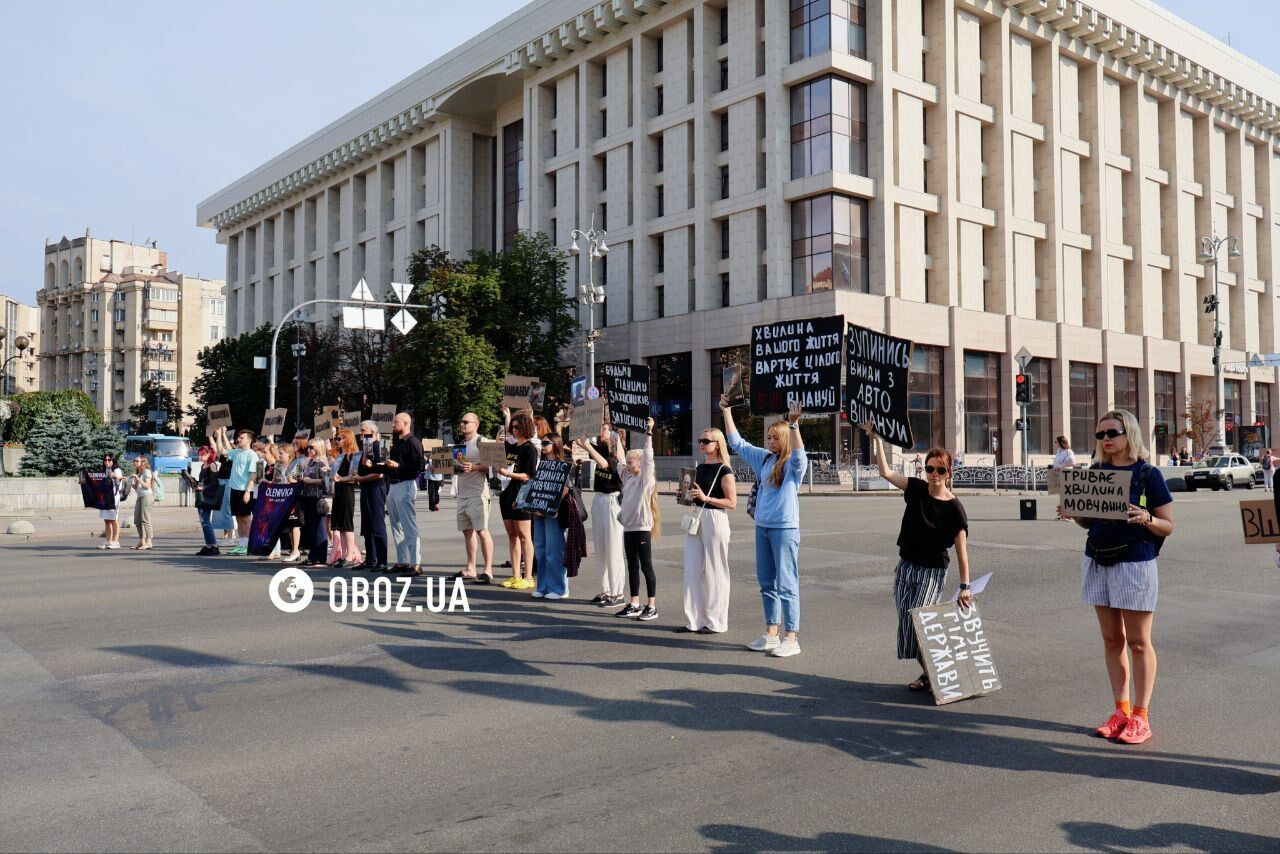 Вышли с портретами Героев: в центре Киева почтили память погибших в плену защитников Украины. Фото и видео