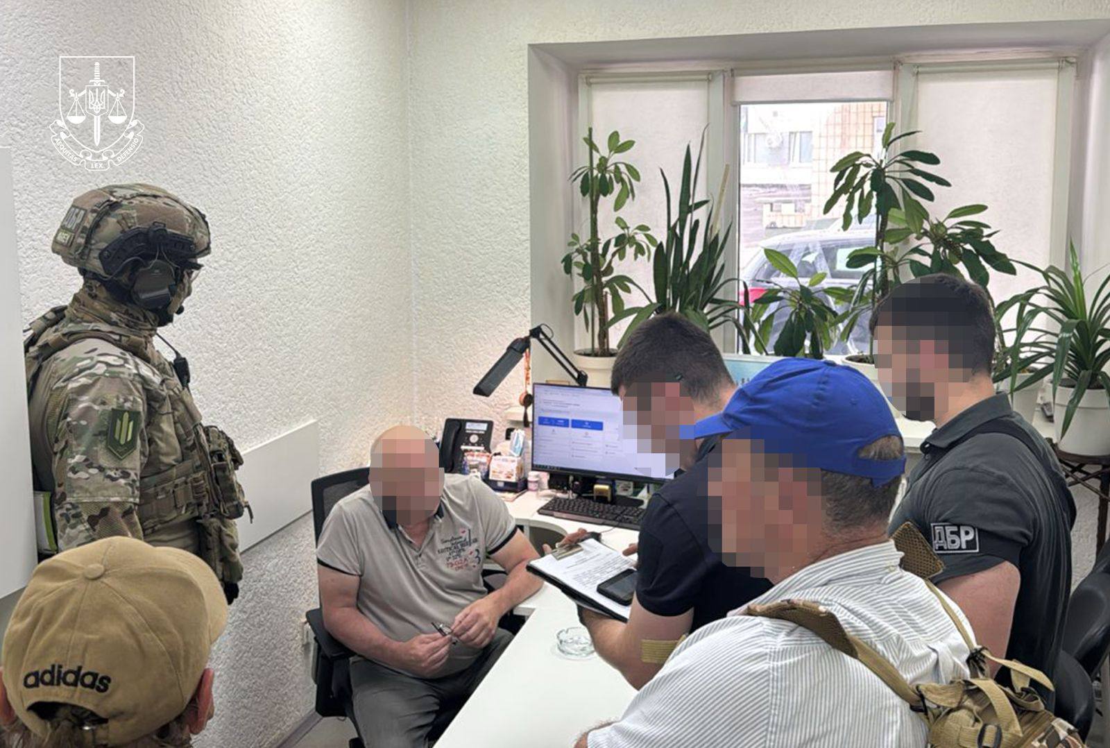 За деньги оформляли инвалидность: в Киеве с поличным задержали руководителя медучреждения и двух врачей. Фото и видео