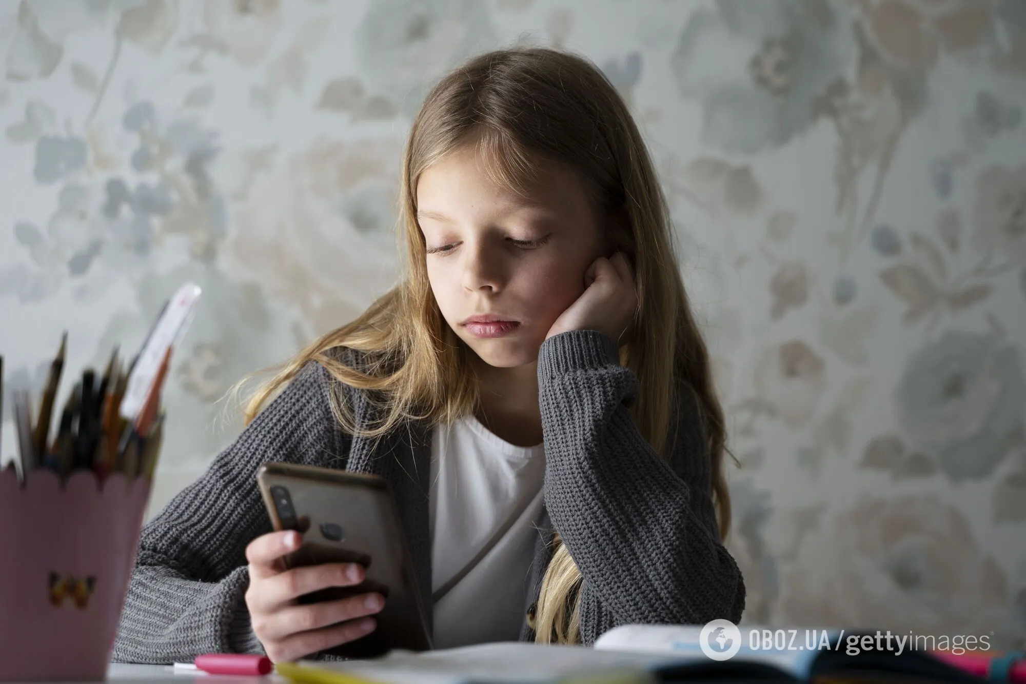Школьникам в Великобритании хотят навсегда запретить пользоваться соцсетями: что случилось