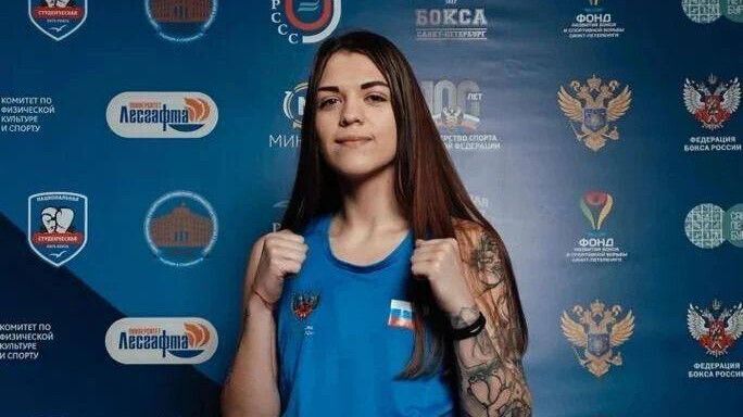 Титулована російська боксерка відзначилася мерзенною витівкою в Криму й отримала моментальну карму. Відео