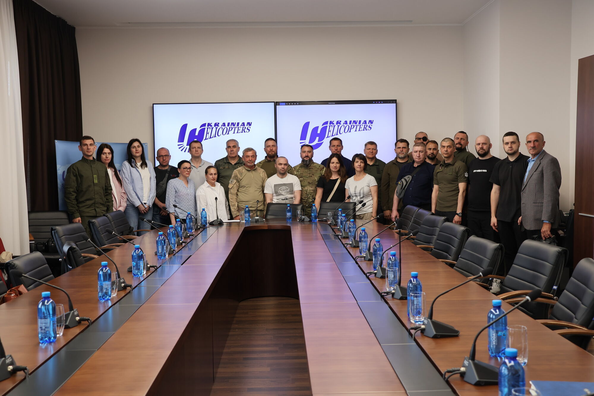 Ветераны, военные и коллектив одной из крупнейших авиакомпаний Украины обратились к президенту. Детали