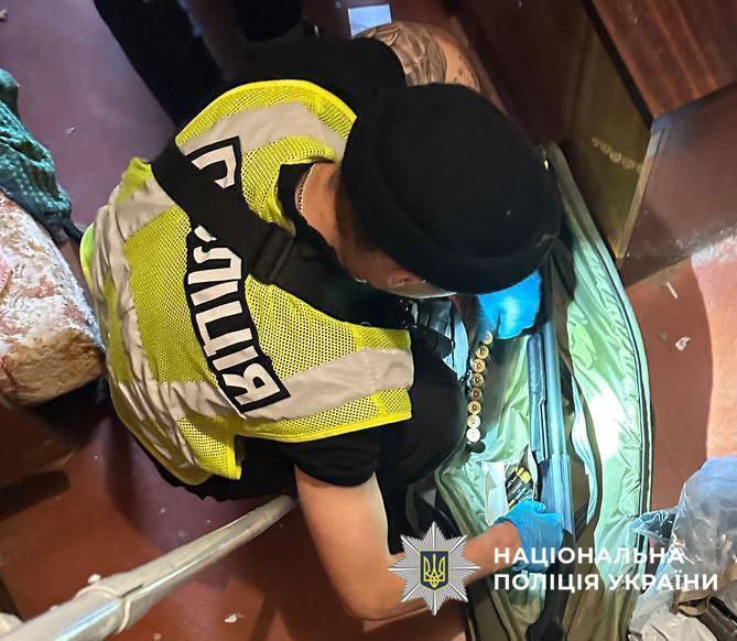 У Києві викрили чоловіка, який зберігав дома вибухівку та боєприпаси. Подробиці та фото