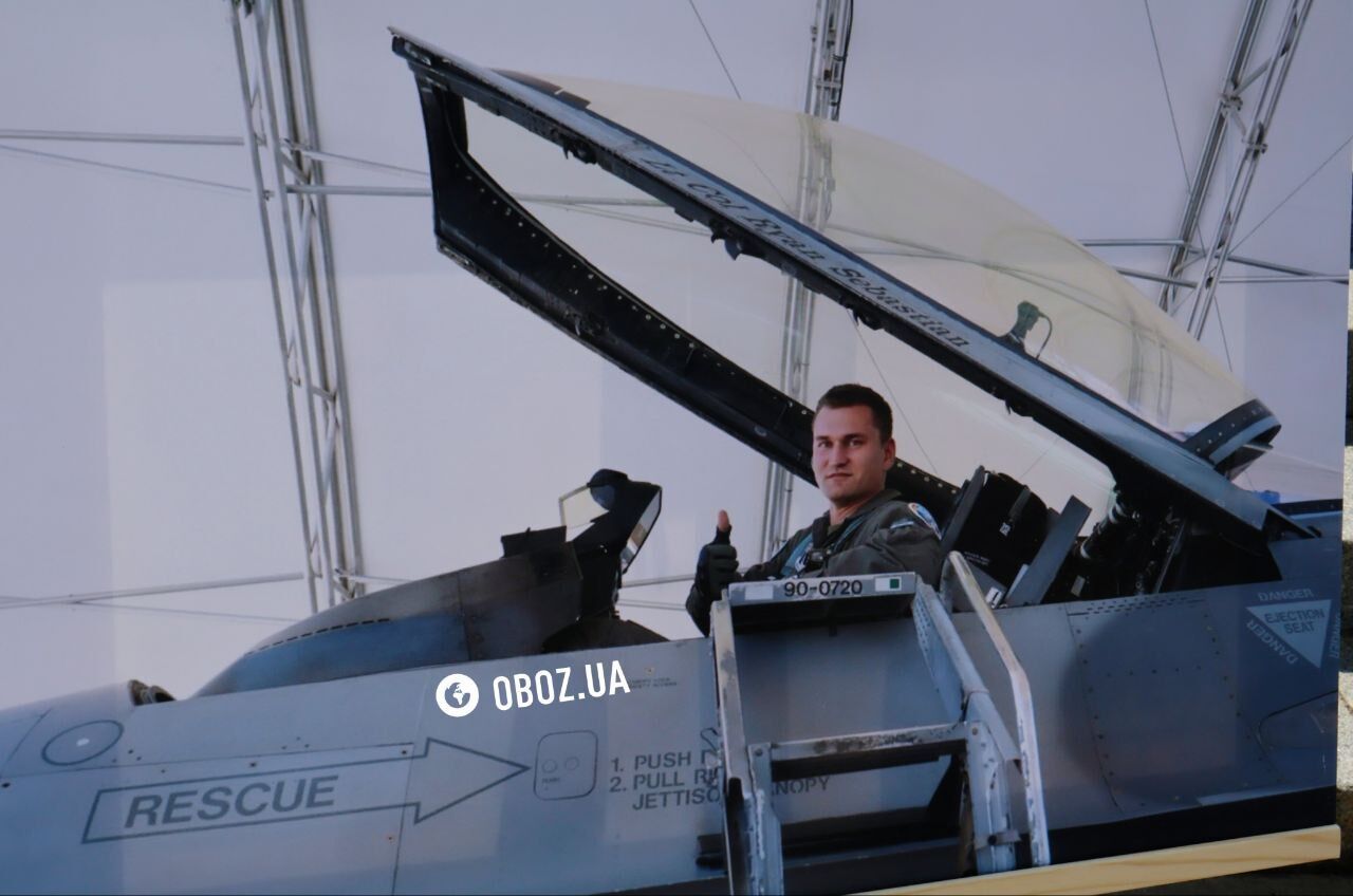 Погиб во время отражения российской атаки: в Киеве попрощались с пилотом F-16 Максимом Устименко. Фото и видео