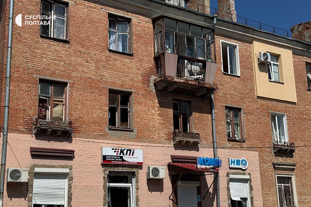 Оккупанты нанесли удар по Полтаве, возникли пожары в здании ТЦК и доме: два человека погибли, 59 ранены. Фото