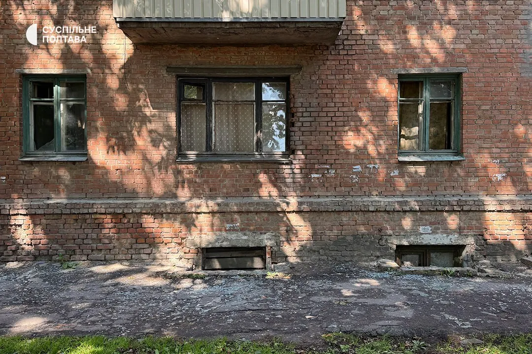 Оккупанты нанесли удар по Полтаве, возникли пожары в здании ТЦК и доме: два человека погибли, 59 ранены. Фото