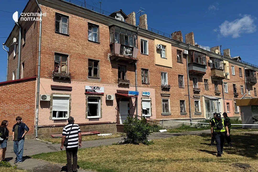Оккупанты нанесли удар по Полтаве, возникли пожары в здании ТЦК и доме: два человека погибли, 59 ранены. Фото