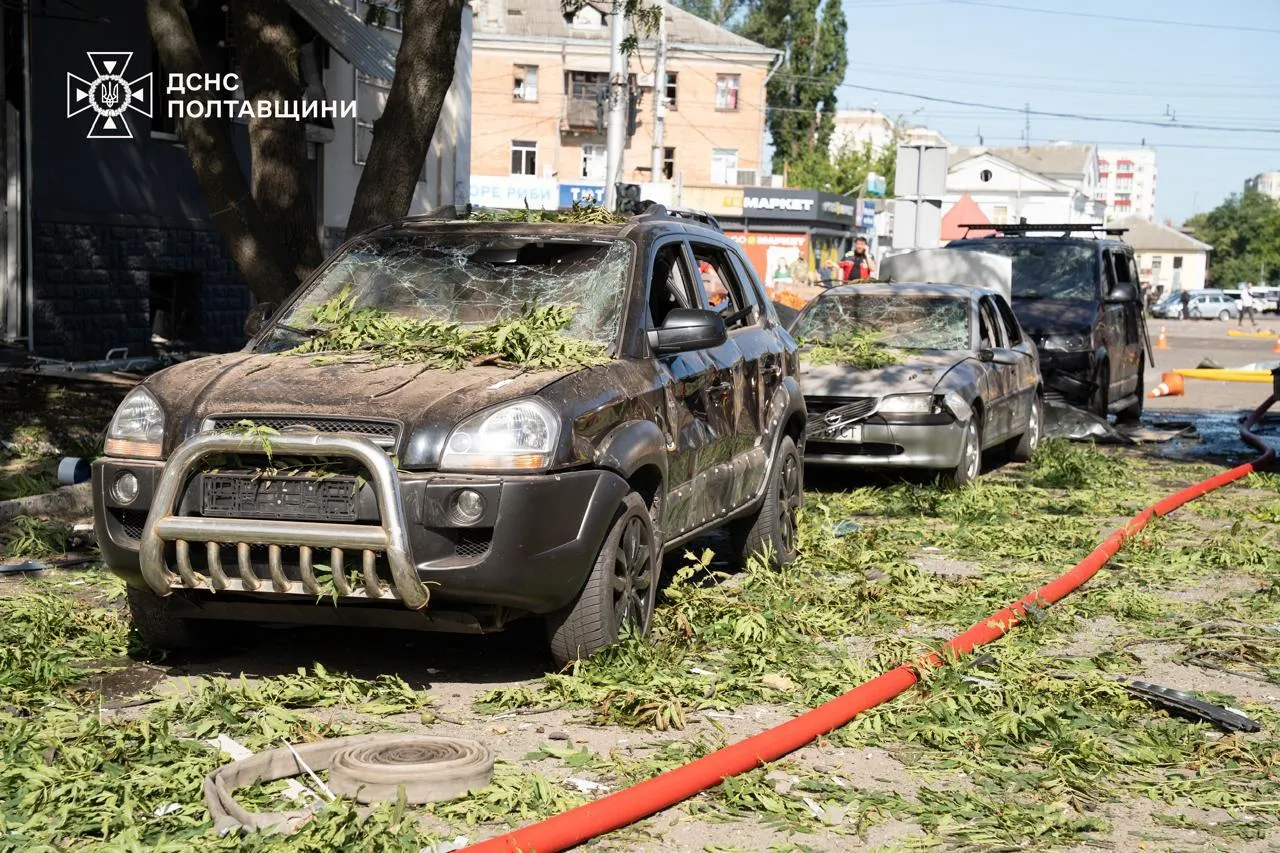 Оккупанты нанесли удар по Полтаве, возникли пожары в здании ТЦК и доме: два человека погибли, 59 ранены. Фото