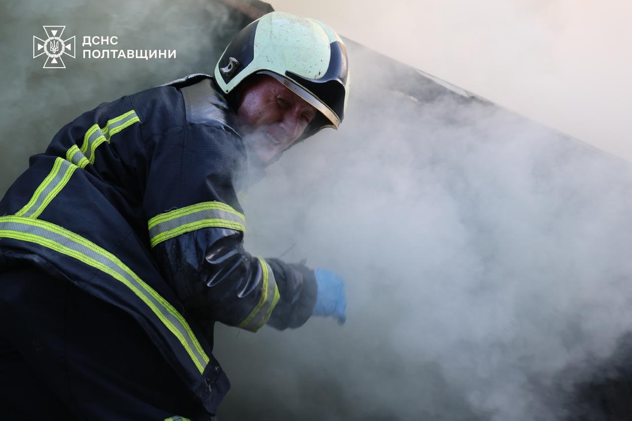 Оккупанты нанесли удар по Полтаве, возникли пожары в здании ТЦК и доме: два человека погибли, 59 ранены. Фото