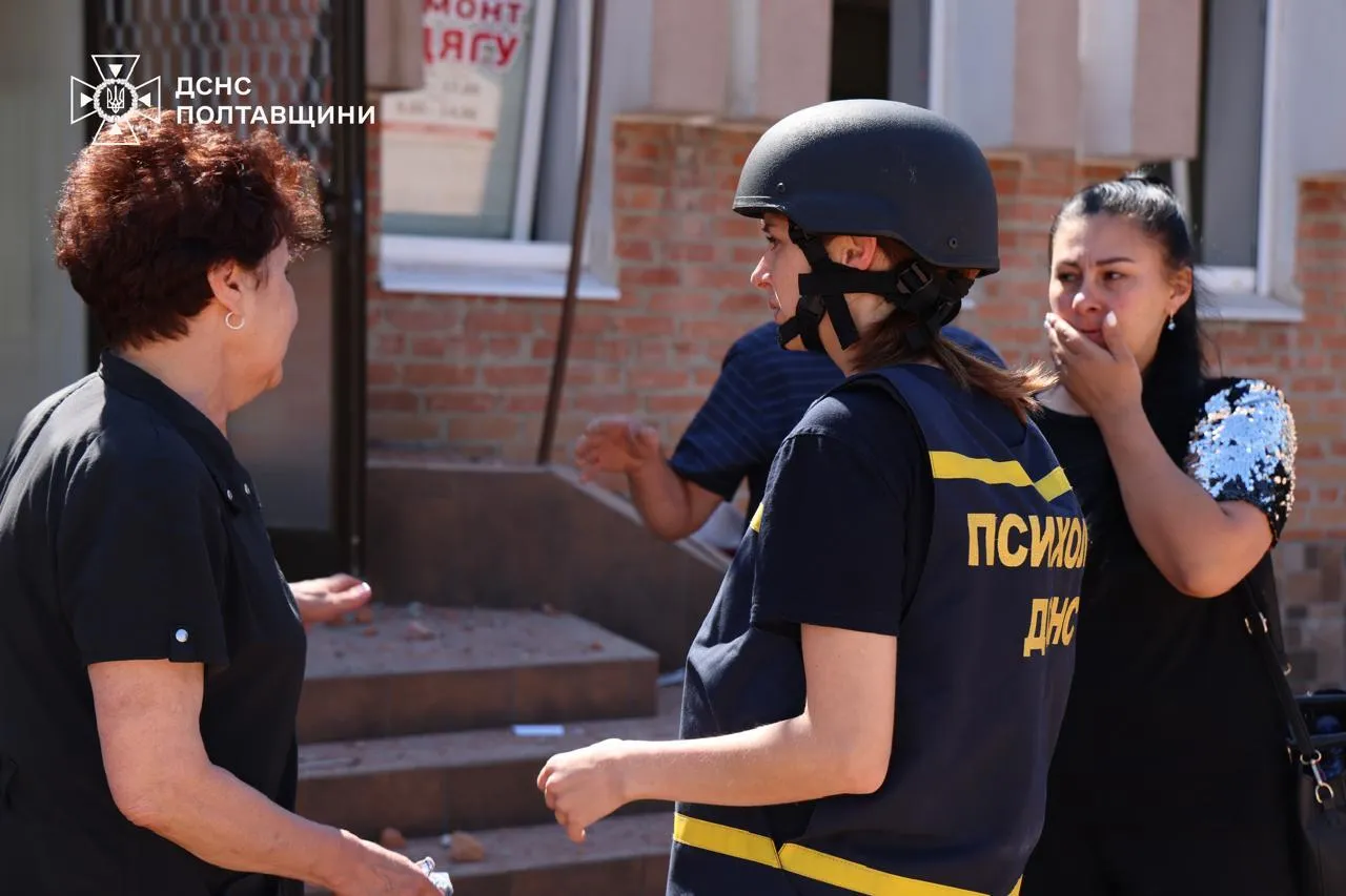 Оккупанты нанесли удар по Полтаве, возникли пожары в здании ТЦК и доме: два человека погибли, 59 ранены. Фото
