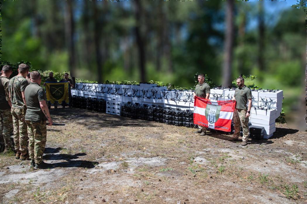 Кличко передав військовим на фронті 2350 БпЛА від Києва. Фото