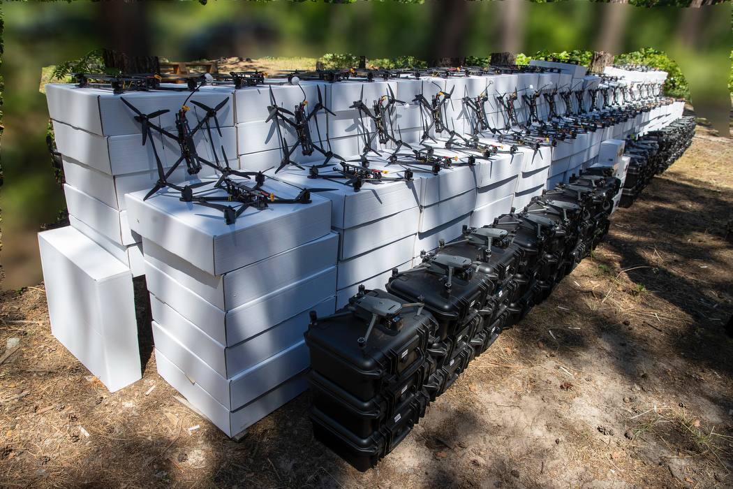 Кличко передав військовим на фронті 2350 БпЛА від Києва. Фото