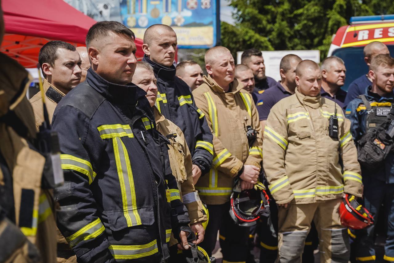 Оккупанты нанесли удар по Полтаве, возникли пожары в здании ТЦК и доме: два человека погибли, 59 ранены. Фото
