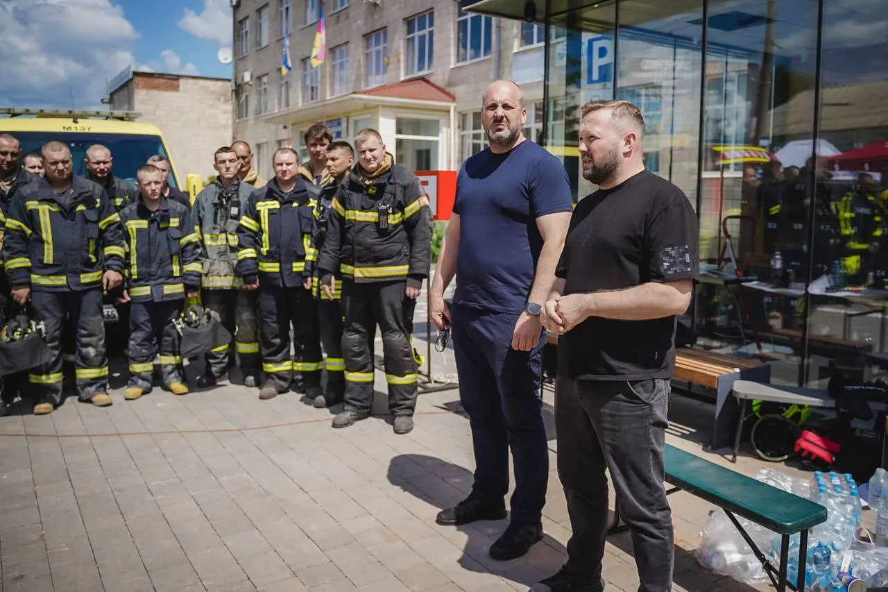 Оккупанты нанесли удар по Полтаве, возникли пожары в здании ТЦК и доме: два человека погибли, 59 ранены. Фото