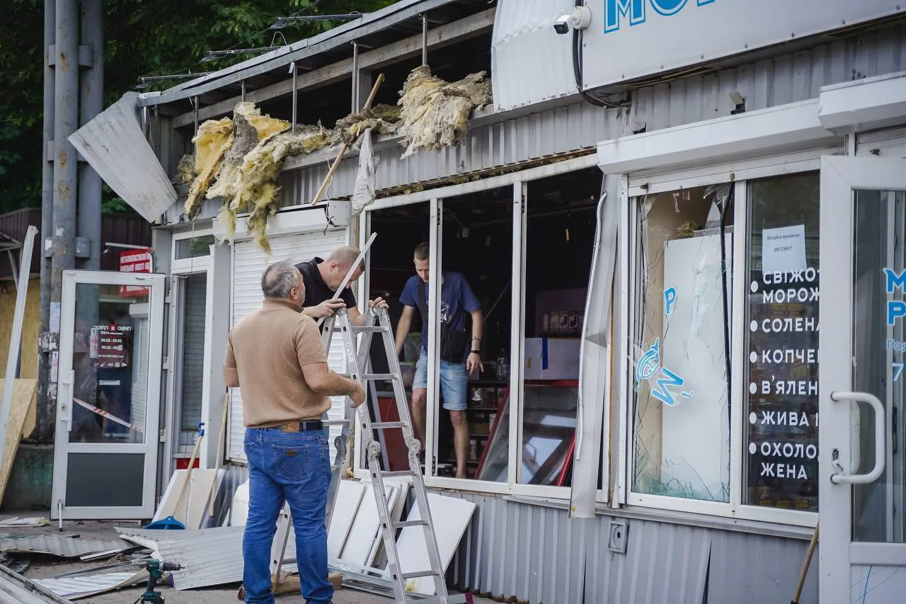Оккупанты нанесли удар по Полтаве, возникли пожары в здании ТЦК и доме: два человека погибли, 59 ранены. Фото