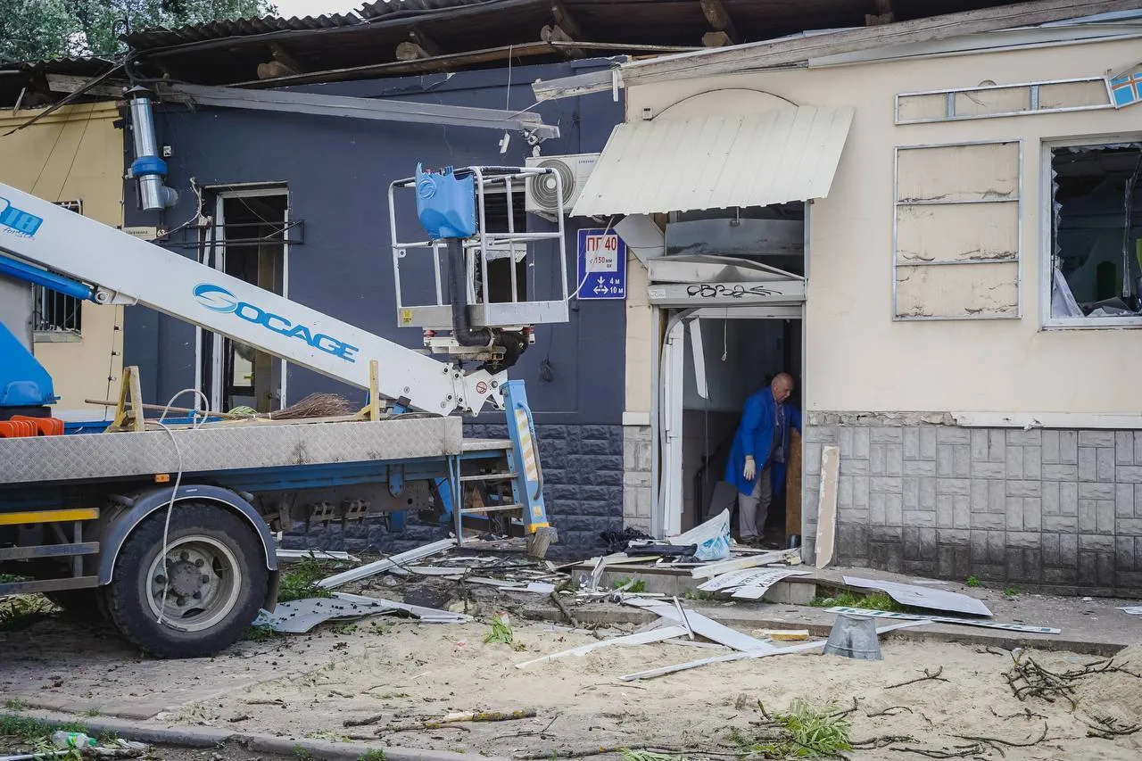Оккупанты нанесли удар по Полтаве, возникли пожары в здании ТЦК и доме: два человека погибли, 59 ранены. Фото