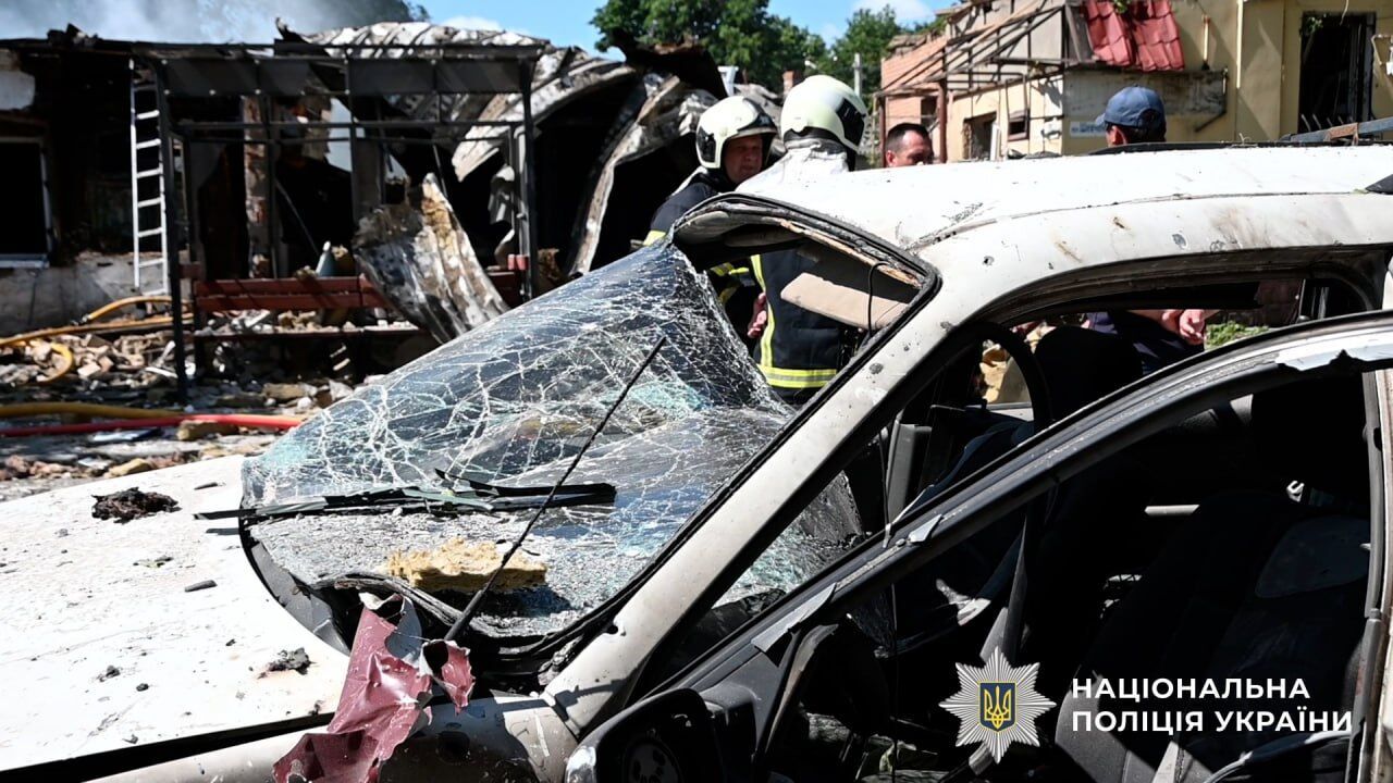 Оккупанты нанесли удар по Полтаве, возникли пожары в здании ТЦК и доме: два человека погибли, 59 ранены. Фото