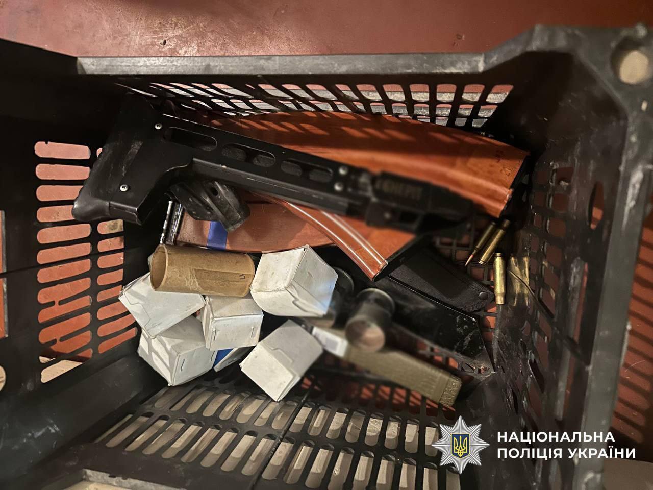У Києві викрили чоловіка, який зберігав дома вибухівку та боєприпаси. Подробиці та фото