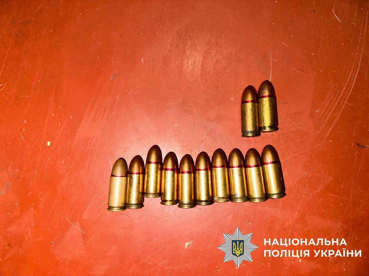 У Києві викрили чоловіка, який зберігав дома вибухівку та боєприпаси. Подробиці та фото