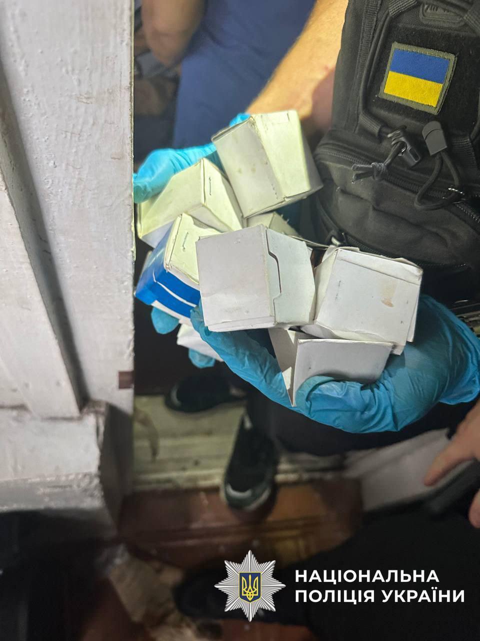 У Києві викрили чоловіка, який зберігав дома вибухівку та боєприпаси. Подробиці та фото