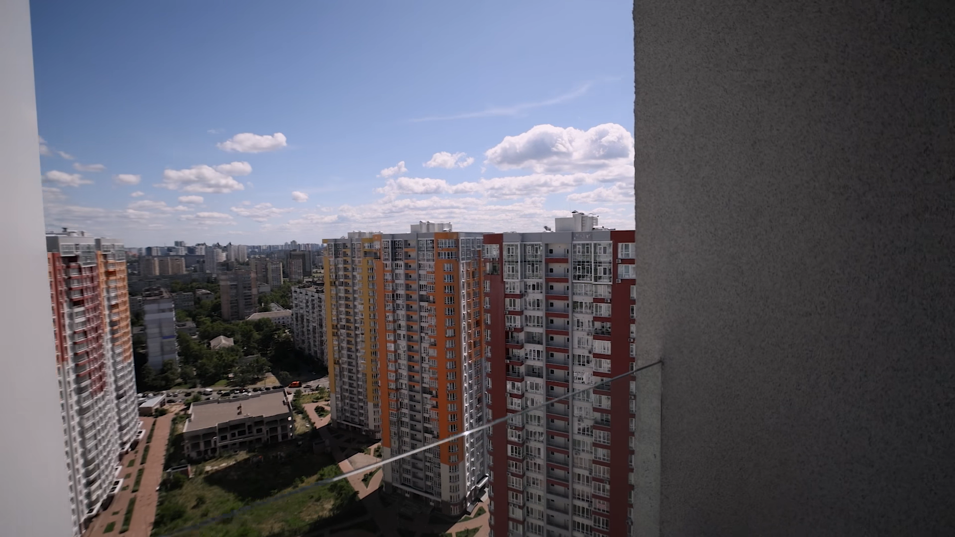 Подарунок від колишнього за $210 тисяч: зіркова сомельє, яка вилетіла з "Холостяка 13", показала свою квартиру на 25 поверсі. Фото, відео