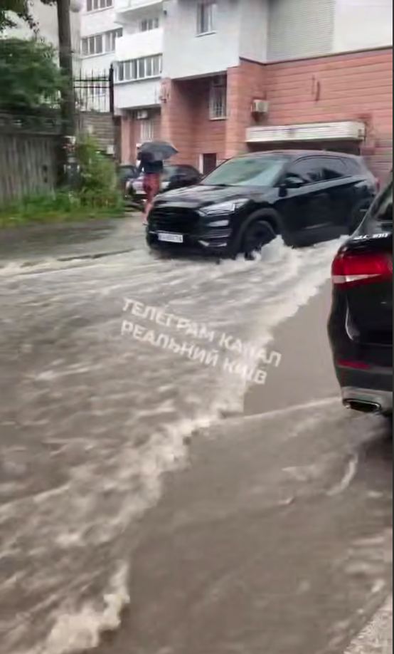 У Києві внаслідок сильних опадів вулиці перетворились на справжні річки та озера. Фото та відео