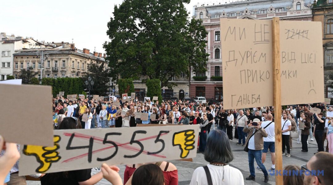 У Києві та інших містах пройшла акція з вимогою ухвалити законопроєкт про відновлення незалежності НАБУ та САП. Фото й відео