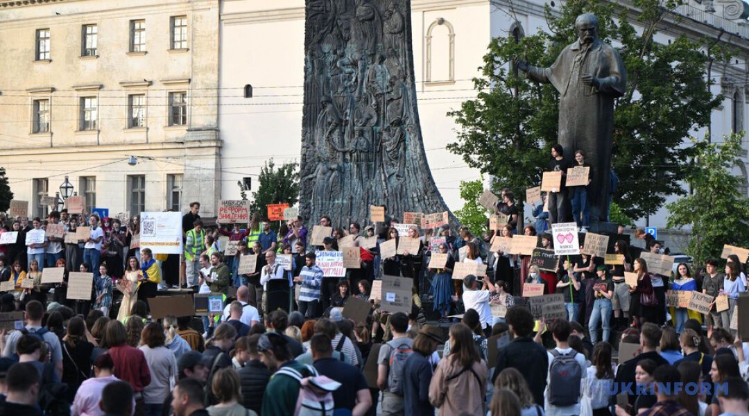 У Києві та інших містах пройшла акція з вимогою ухвалити законопроєкт про відновлення незалежності НАБУ та САП. Фото й відео